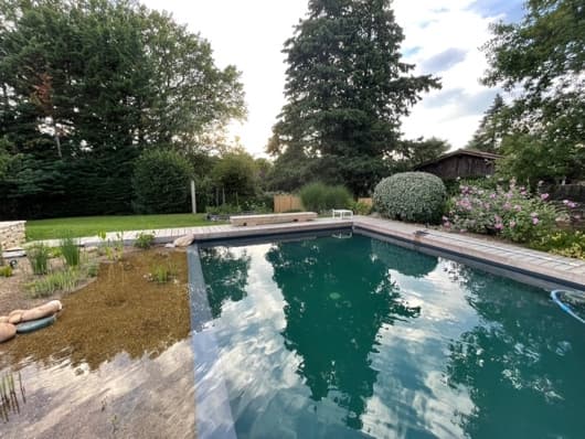 Jardin poétique avec piscine naturelle
