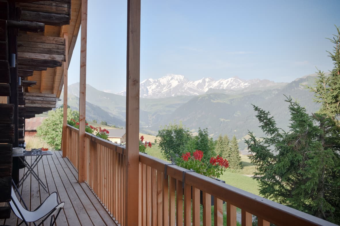 Vue depuis le balcon du Chalet Nantailly face aux montagnes