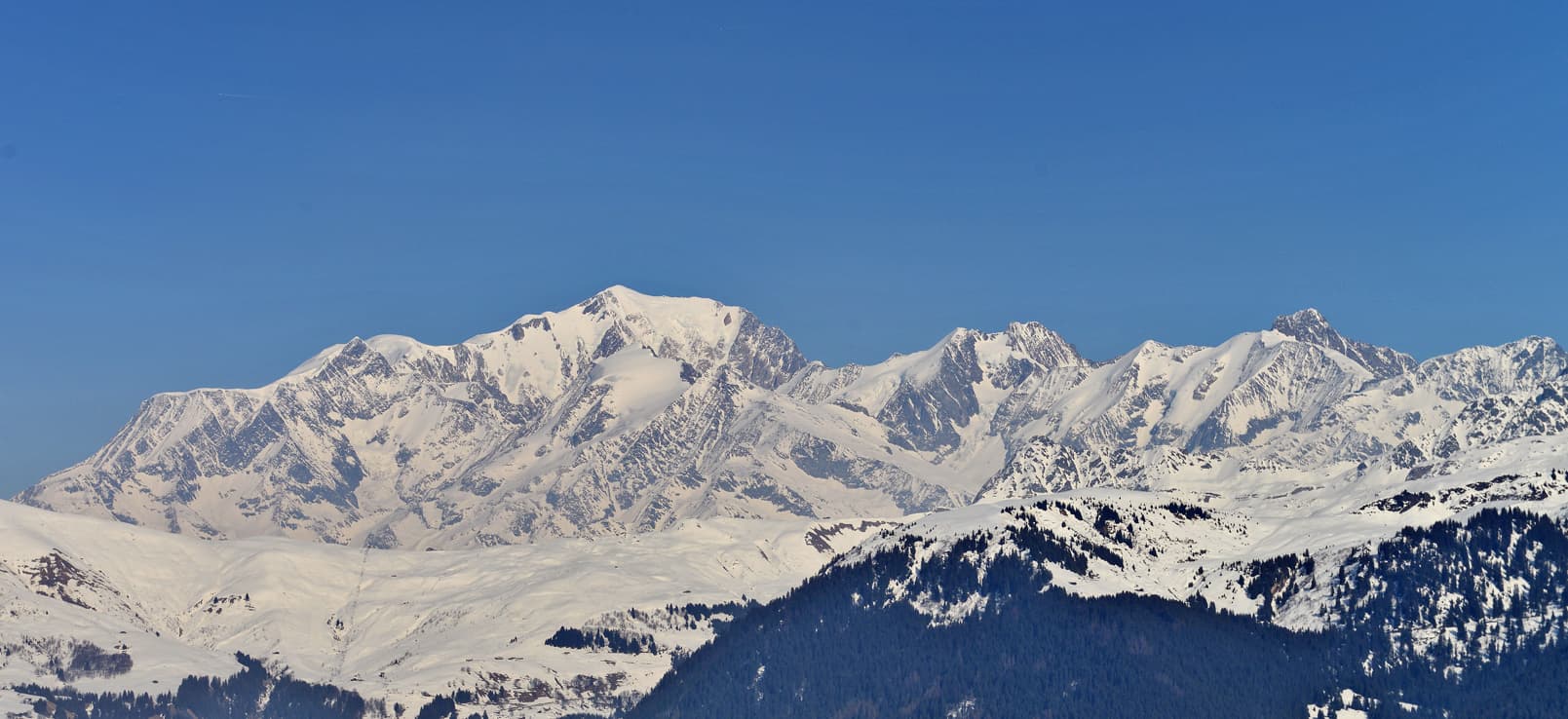 Terrasse de chalet avec bain nordique face au Mont Blanc